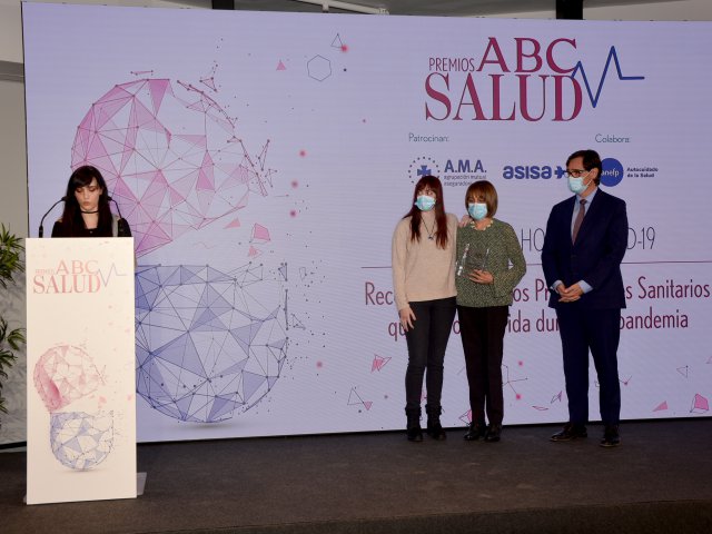 Homenaje a los sanitarios fallecidos por COVID-19 representados por la familia del enfermero José Montero, de Puertollano (Ciudad Real)